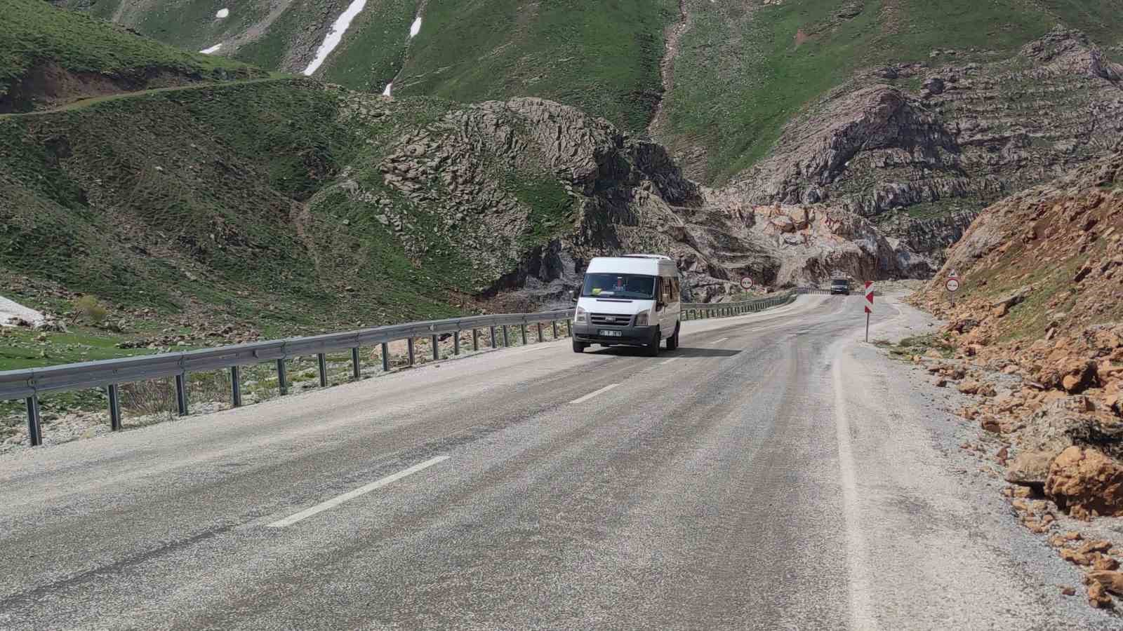 Van-Bahçesaray karayolu 132 gün sonra ulaşıma açıldı