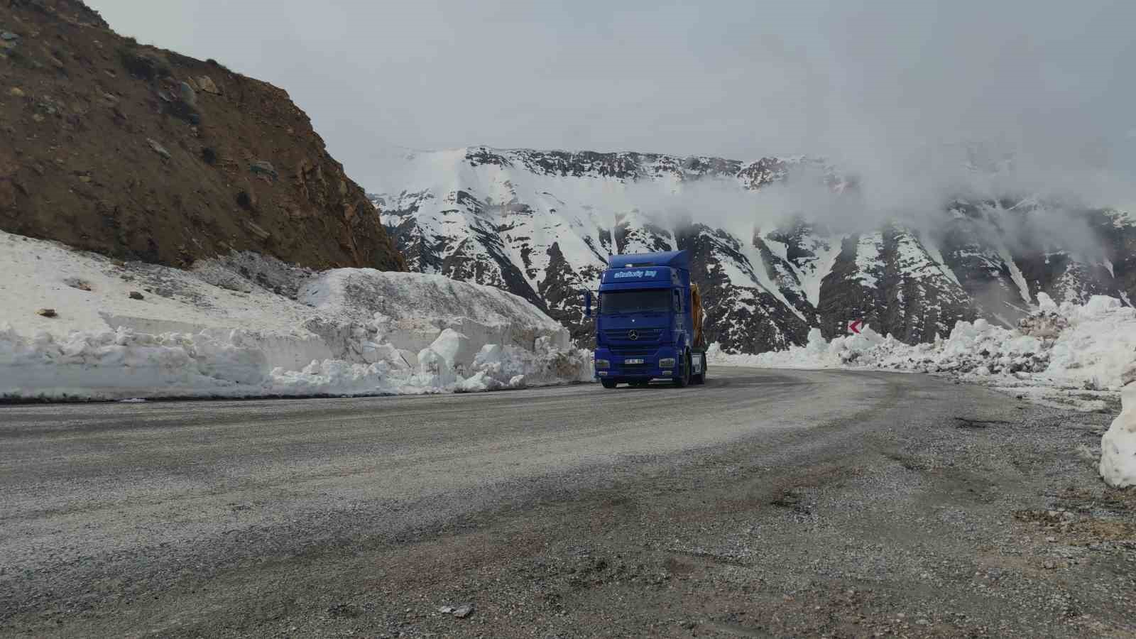 Van-Bahçesaray karayolu 132 gün sonra ulaşıma açıldı
