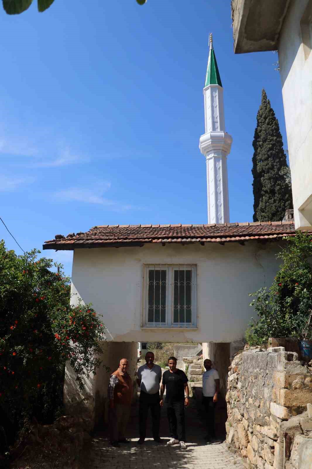 Depremde ayakta kalmayı başaran altından yol geçen cami, görünümüyle dikkat çekiyor