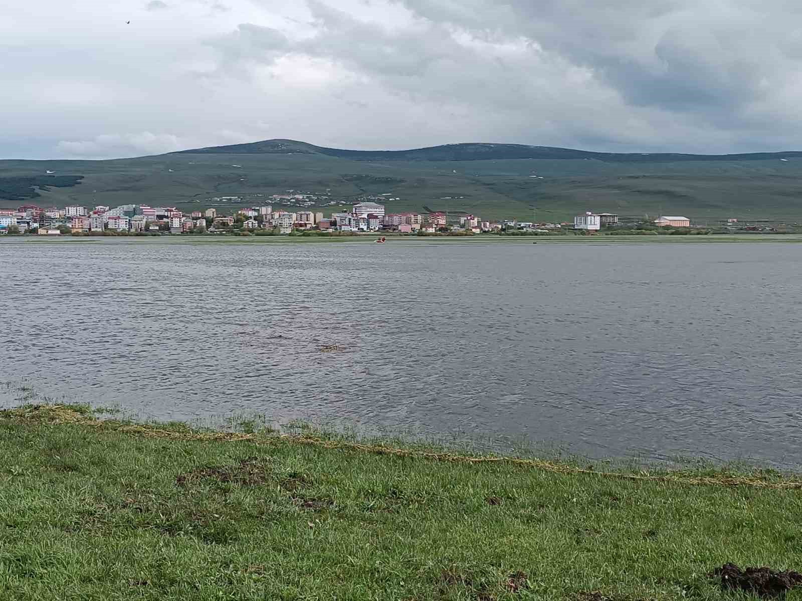 Nehir taştı, 2 vatandaş sular altında kalan ovada mahsur kaldı