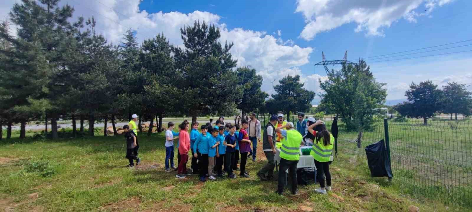 Bingöl’de yangınları önlemek için ormandaki çöpler toplandı