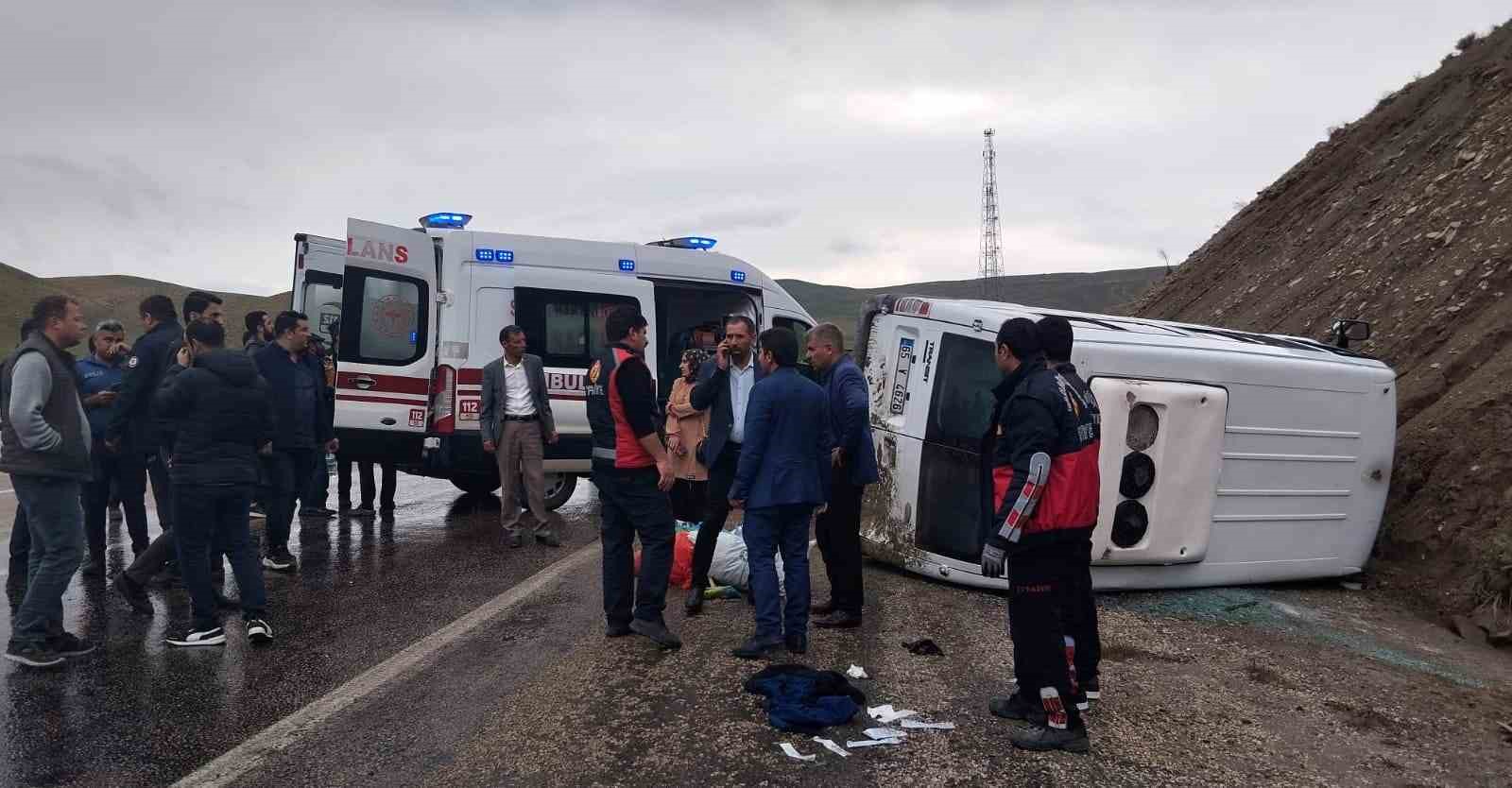 Van’da kontrolden çıkan minibüs yan yattı: 3 yaralı