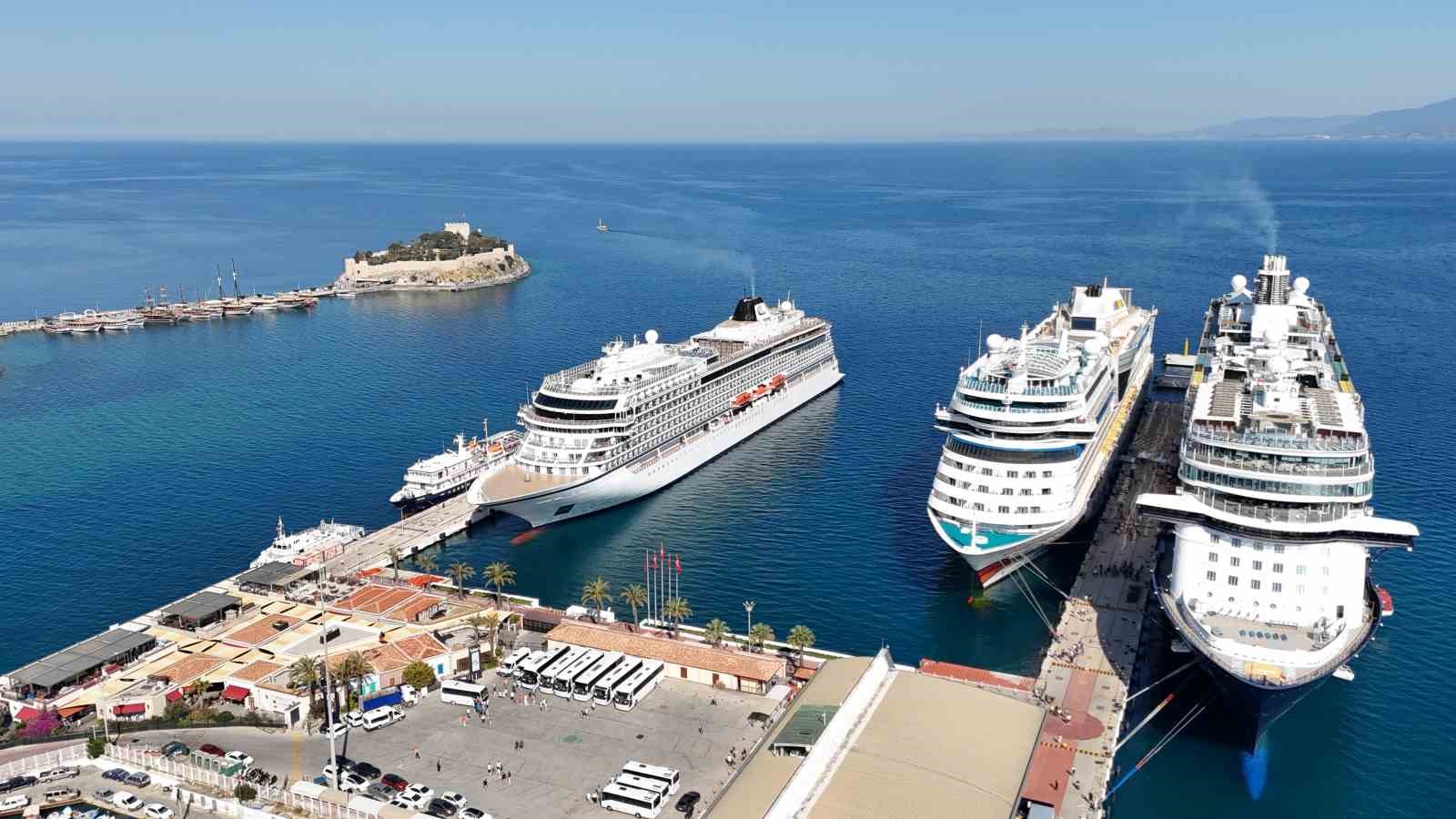 Kuşadası’na üç gemiyle toplam 6 bin 590 turist geldi