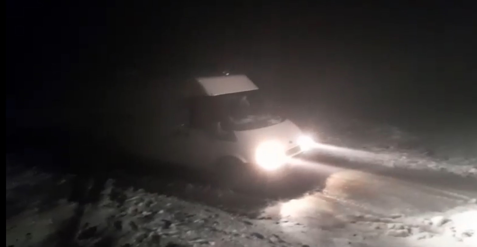 Mayıs ayında etkili olan kar yağışı yolu ulaşıma kapattı