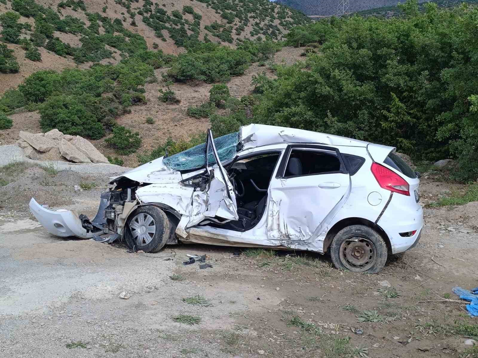Cenazeye giden 3 kadının içerisinde bulunduğu otomobil şarampole uçtu