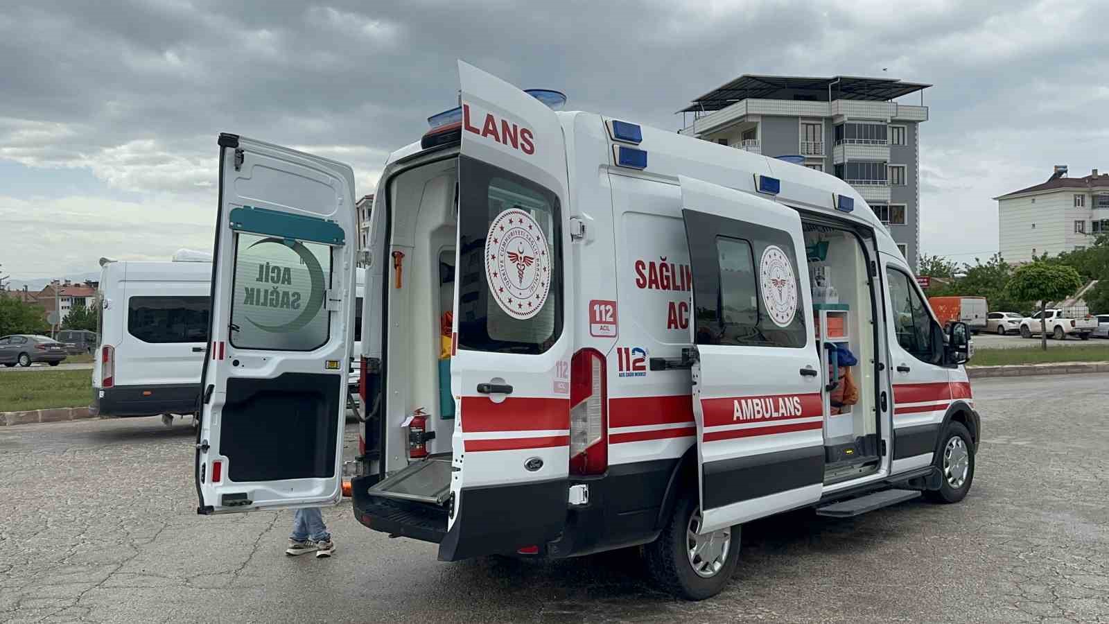 Kazada otomobile sıkışan sürücüyü itfaiye kurtardı