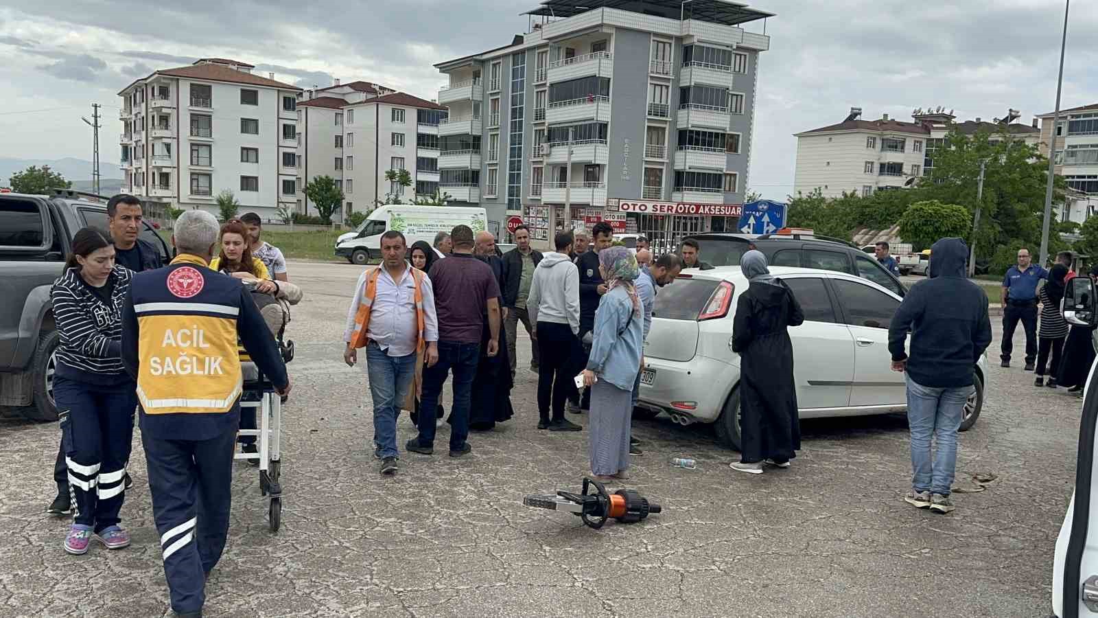 Kazada otomobile sıkışan sürücüyü itfaiye kurtardı