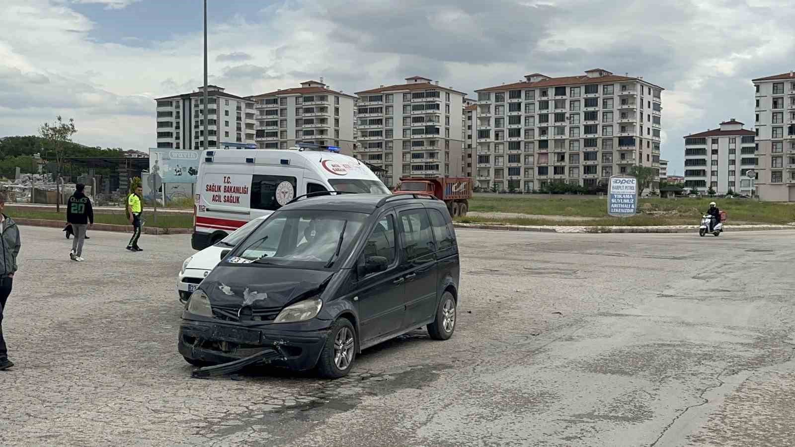 Kazada otomobile sıkışan sürücüyü itfaiye kurtardı