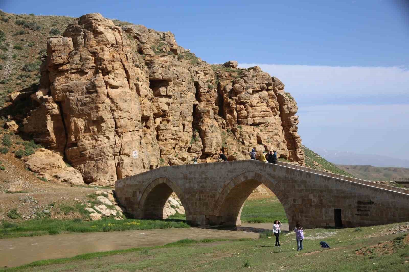 Van’ın peribacaları hayran bırakıyor