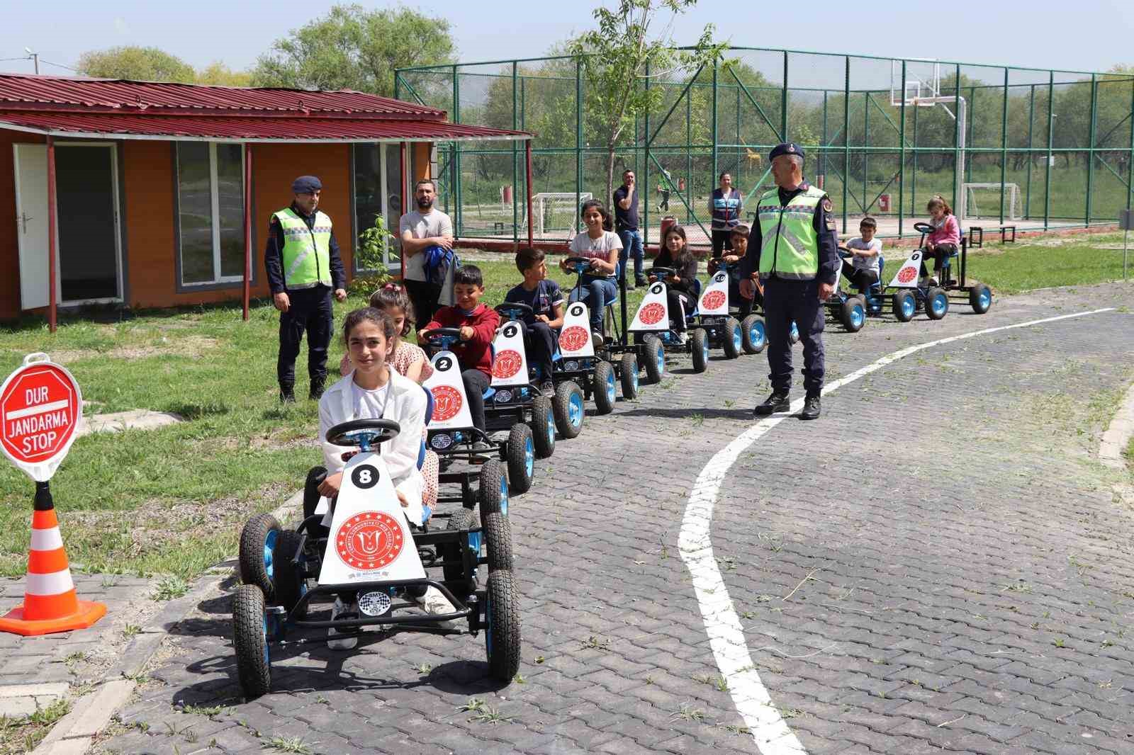 Muş’ta çocuklara trafik eğitimi verildi