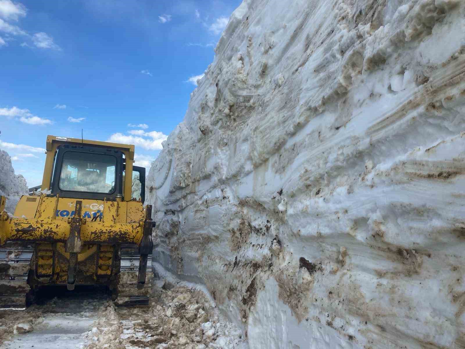 Yüksekova’da 5 metre yüksekliğindeki kar tünelleri şaşırttı