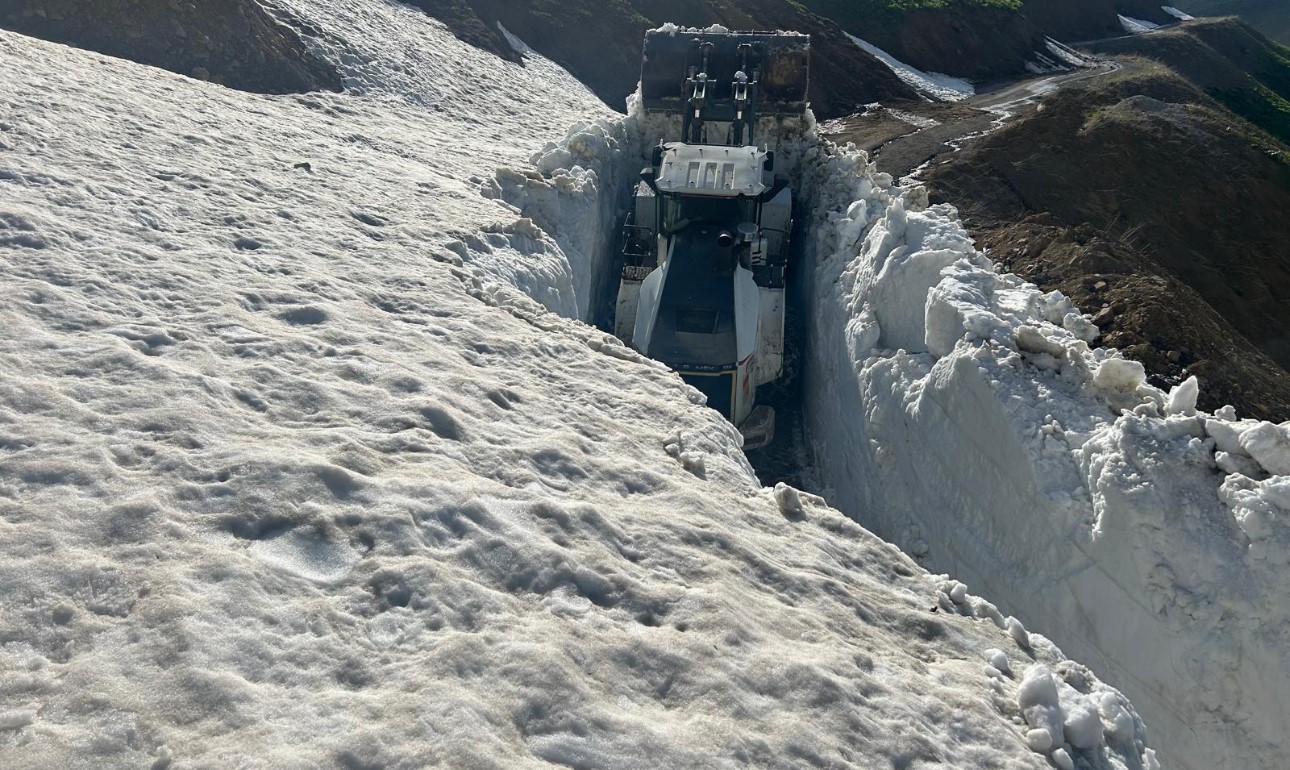 Yüksekova’da 5 metre yüksekliğindeki kar tünelleri şaşırttı
