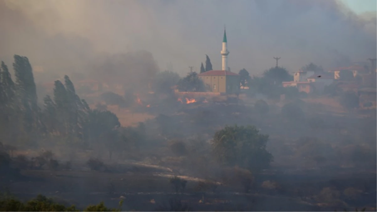 Çanakkale'de çöplükte çıkan yangın ormana sıçradı, 1 mahalle tahliye edildi