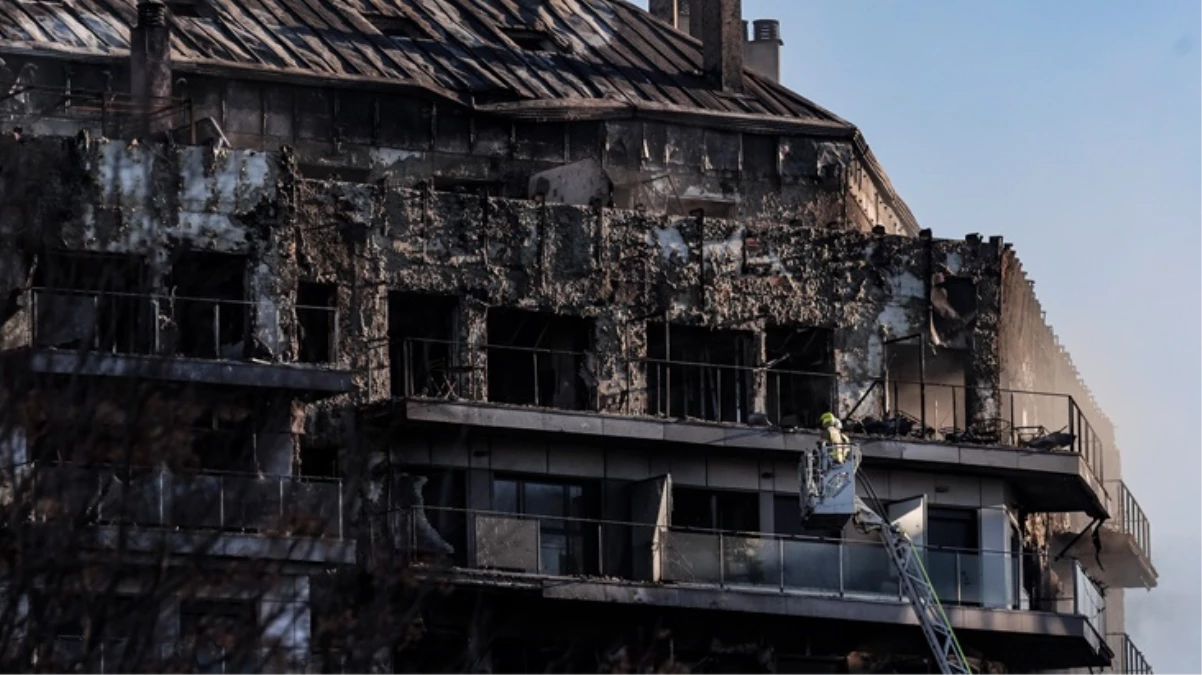 İspanya'da 14 katlı binada çıkan yangında bilanço artıyor