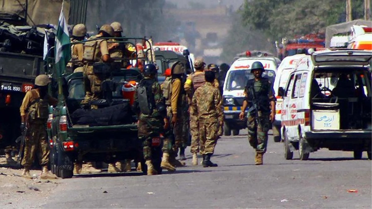 Pakistan'da yol kenarında bombalı saldırı: 7 asker hayatını kaybetti