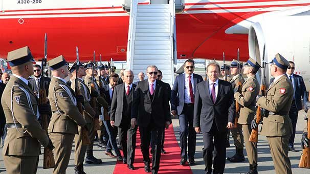 Cumhurbaşkanı Erdoğan Varşova’da resmi törenle karşılandı