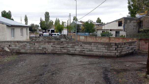 ‘Tapulu arazi’ dedi, yolu trafiğe kapattı