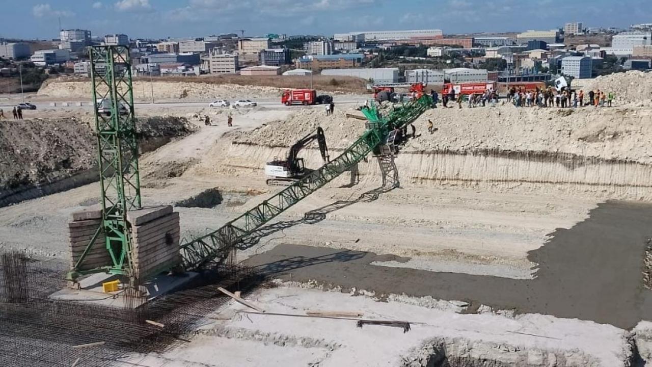 Arnavutköy’de vinç devrildi: 1 ölü