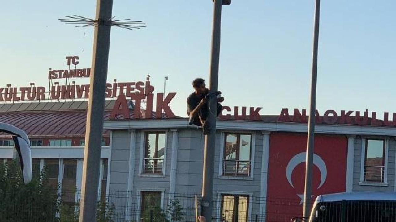 Bahçelievler E-5’te bir kişi direğe çıktı!