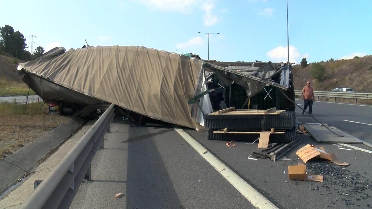 Çekmeköy’de TIR ile kamyonet çarpıştı: 2 yaralı
