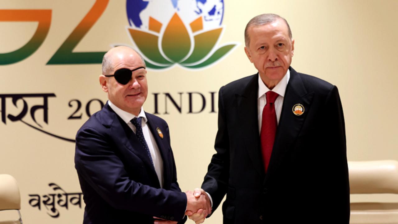 Cumhurbaşkanı Erdoğan, Scholz’u kabul etti! Dikkat çeken korsan maske detayı