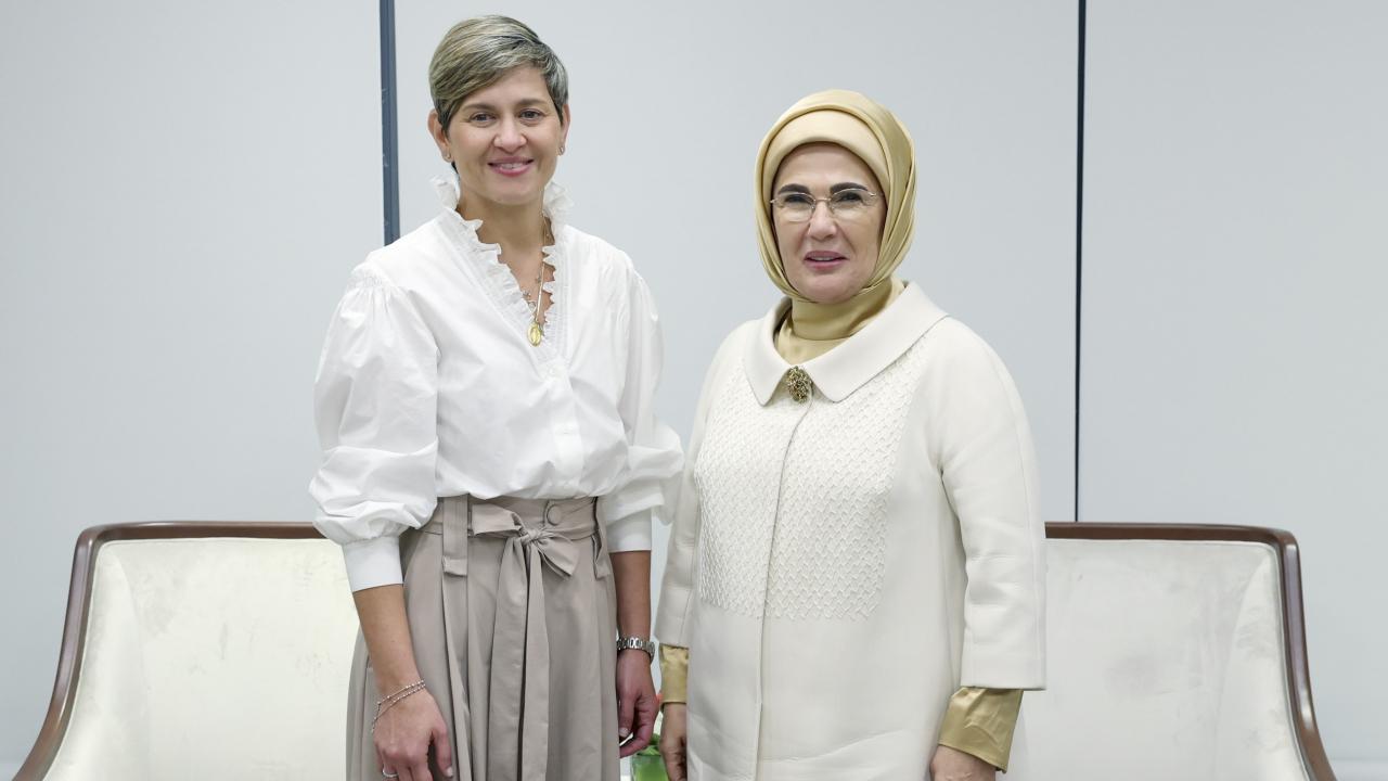 Emine Erdoğan, Kolombiya Cumhurbaşkanı’nın eşi ile bir araya geldi
