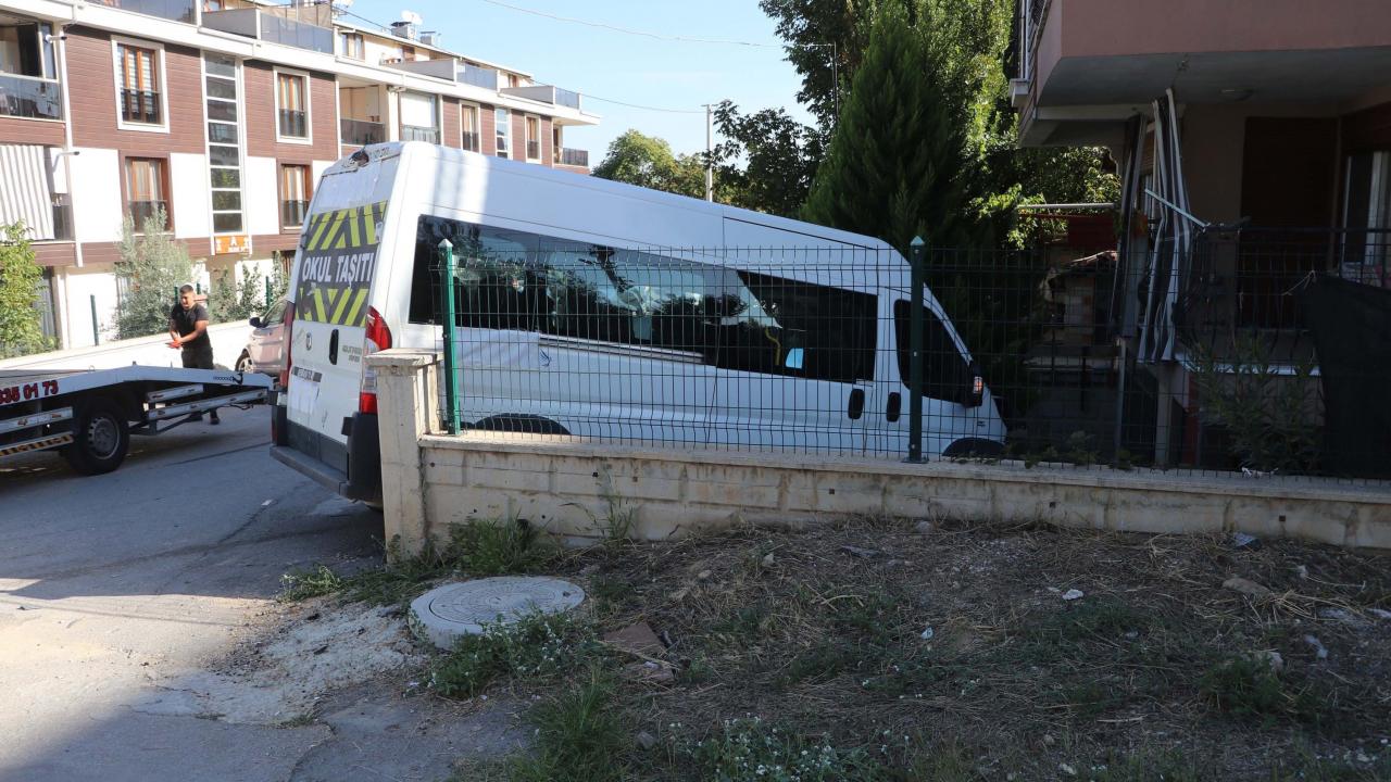 Okul servisiyle otomobil çarpıştı: 9’u öğrenci 14 yaralı