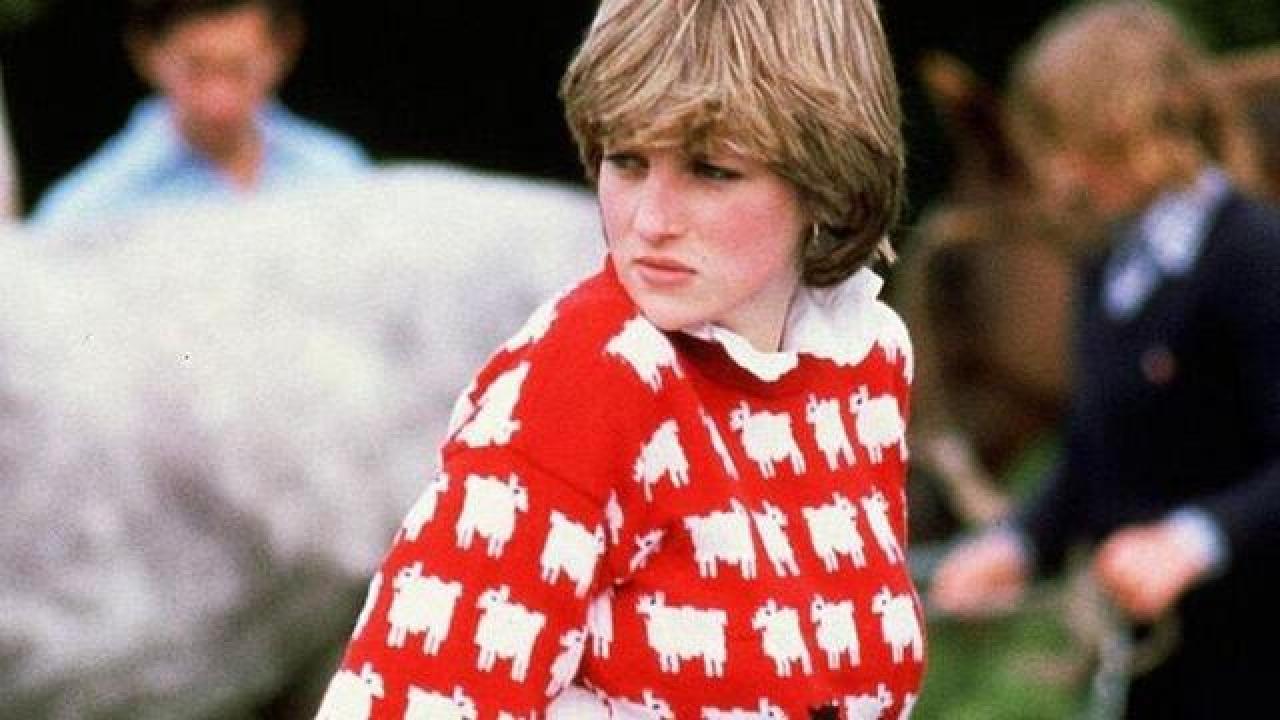 Prenses Diana’nın ‘kara koyun’ kazağı, 1 milyon dolardan fazlaya satıldı