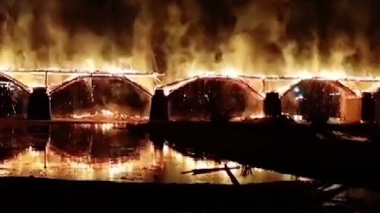 900 yıllık tarihi köprü dakikalar içinde yanıp küle döndü