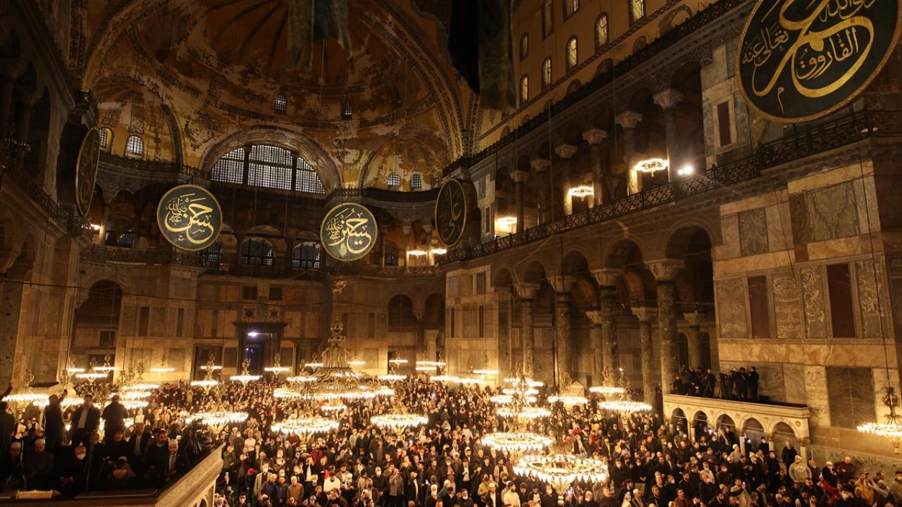 Yeniden ibadete açılışının ikinci yıl dönümünde Ayasofya’ya özel 2 önemli eser