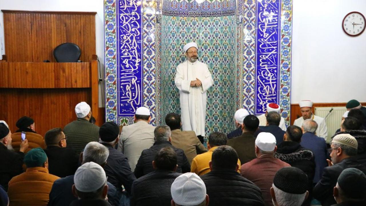 Ali Erbaş: Müjdeleyerek, yavrum ‘namaz ne kadar büyük bir ibadet’ diyelim