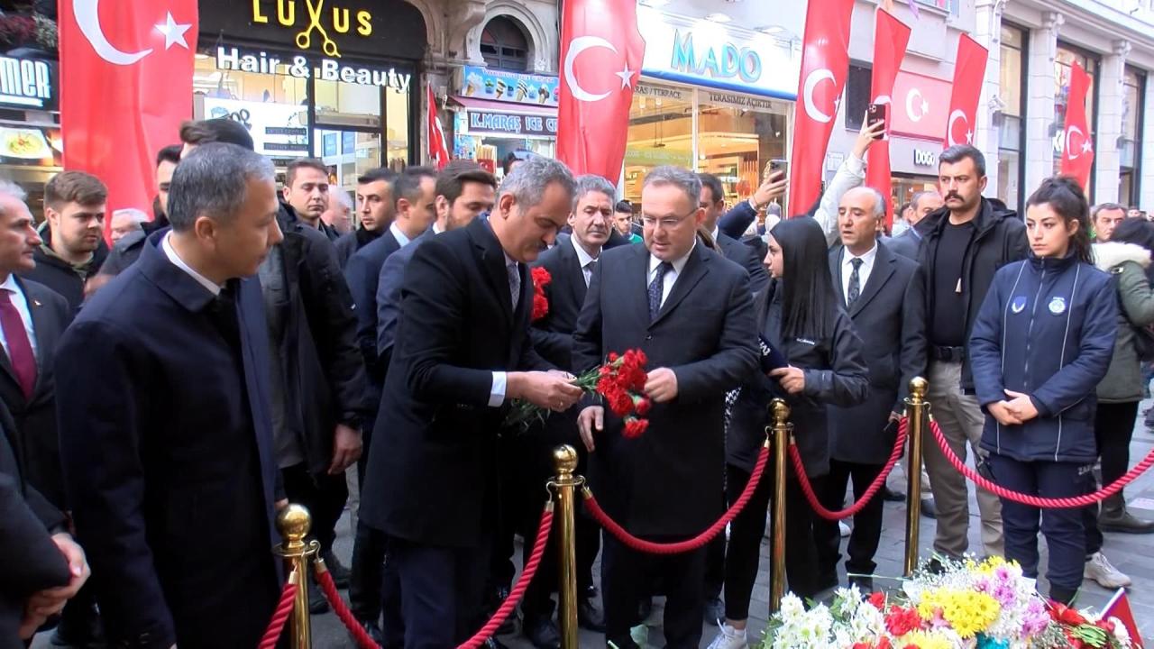 Bakan Özer, İstiklal Caddesi’ne karanfil bıraktı