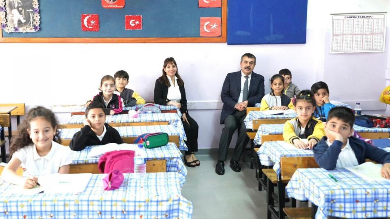 Bakan Tekin, ‘Cumhuriyet’ adıyla ilk açılan okulu ziyaret etti
