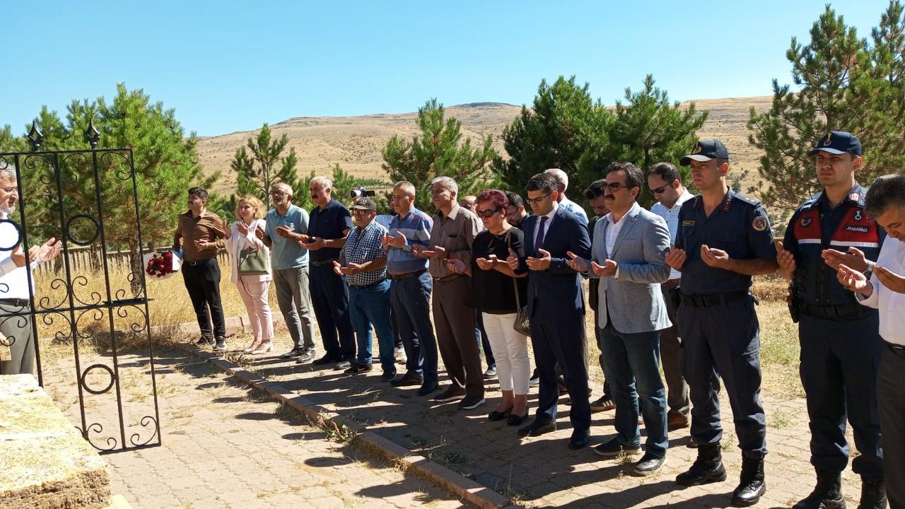 Dünyaca ünlü Halk Ozanı Aşık Veysel, Sivas’taki mezarı başında anıldı