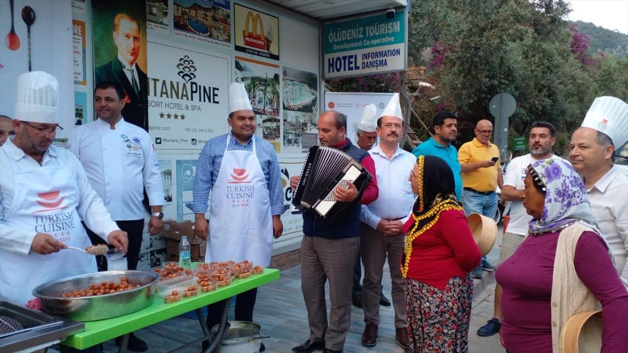 Fethiye’deki ‘Türk Mutfağı Haftası’ açılışında turistlere lokma ve şerbet ikramı