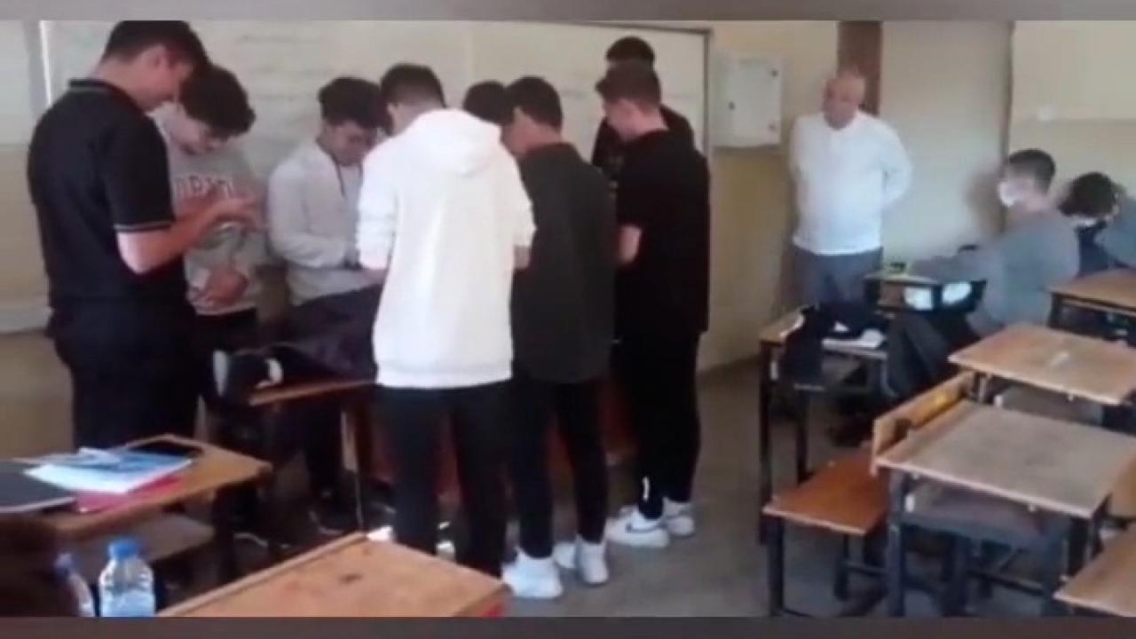 Komik mi trajik mi: Derse gelen öğretmenlerini ‘cenaze töreniyle’ karşılayan öğrenciler