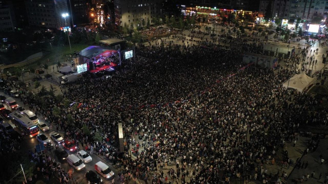 MaNga Bağcılar’da 80 bin kişiye konser verdi