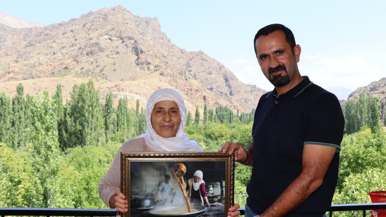 Ödül aldığı fotoğrafı sahibine hediye etti