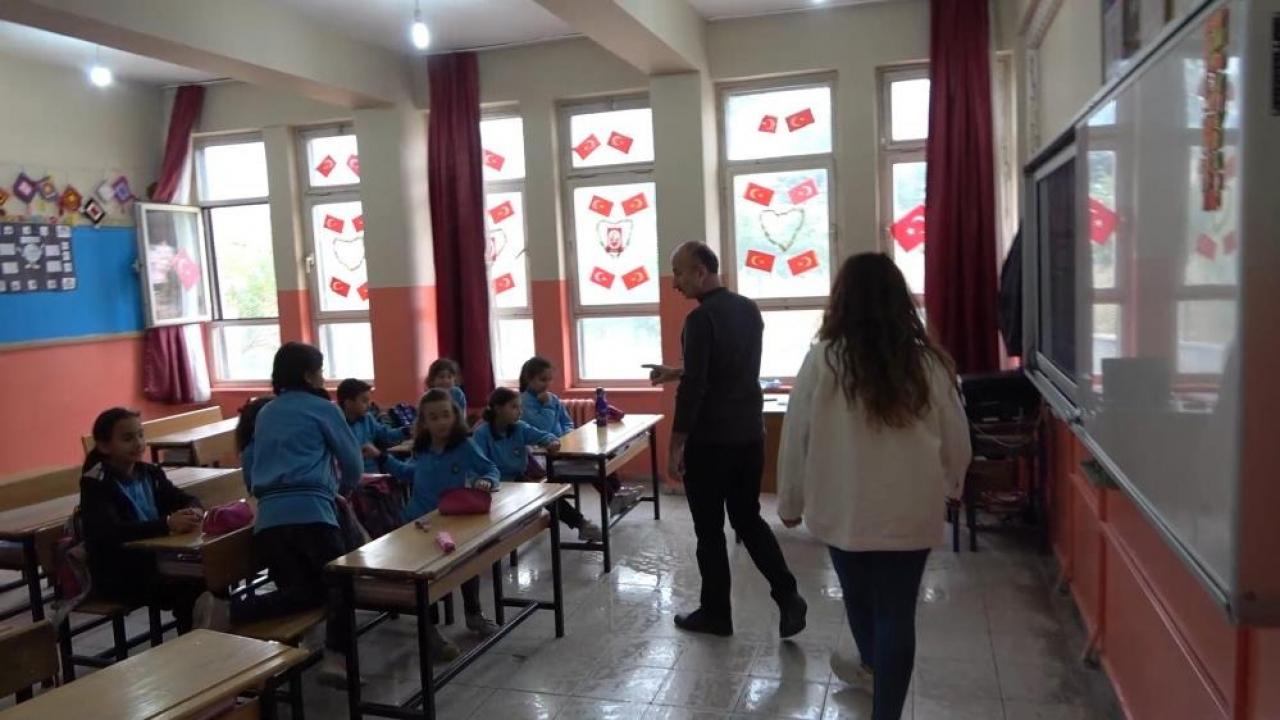 Öğretmen baba, müdür yardımcısı kızı ile aynı okulda görev yapıyor