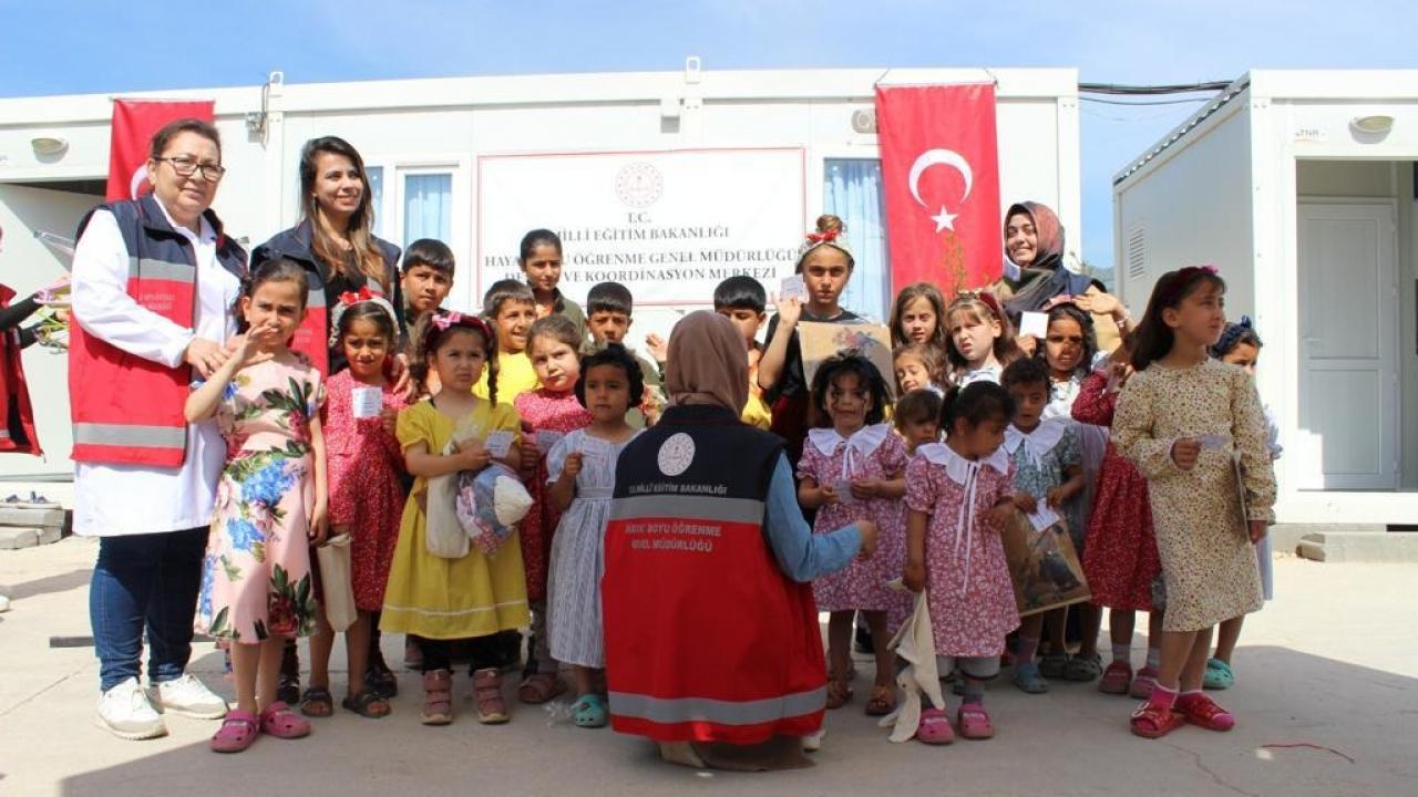 Bakan Mahmut Özer: ‘Bayramlık hediyeler 12 bin çocuğumuza ulaştı’