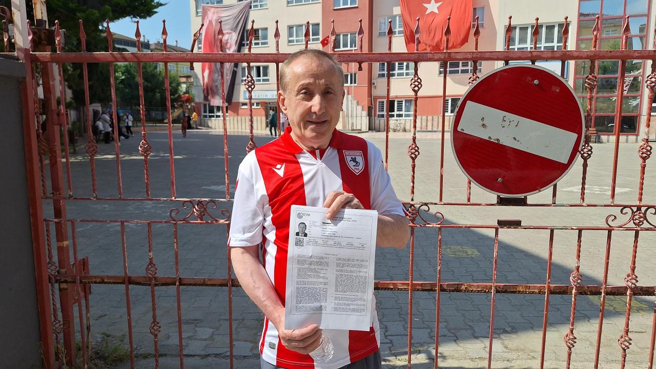 Samsun’da 60 yaşındaki Topçuoğlu, üniversite sınavına 42. kez girdi