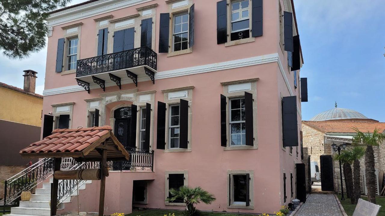 Urla’nın köklü tarihi, ikonik tasarımlarla canlanmaya devam ediyor