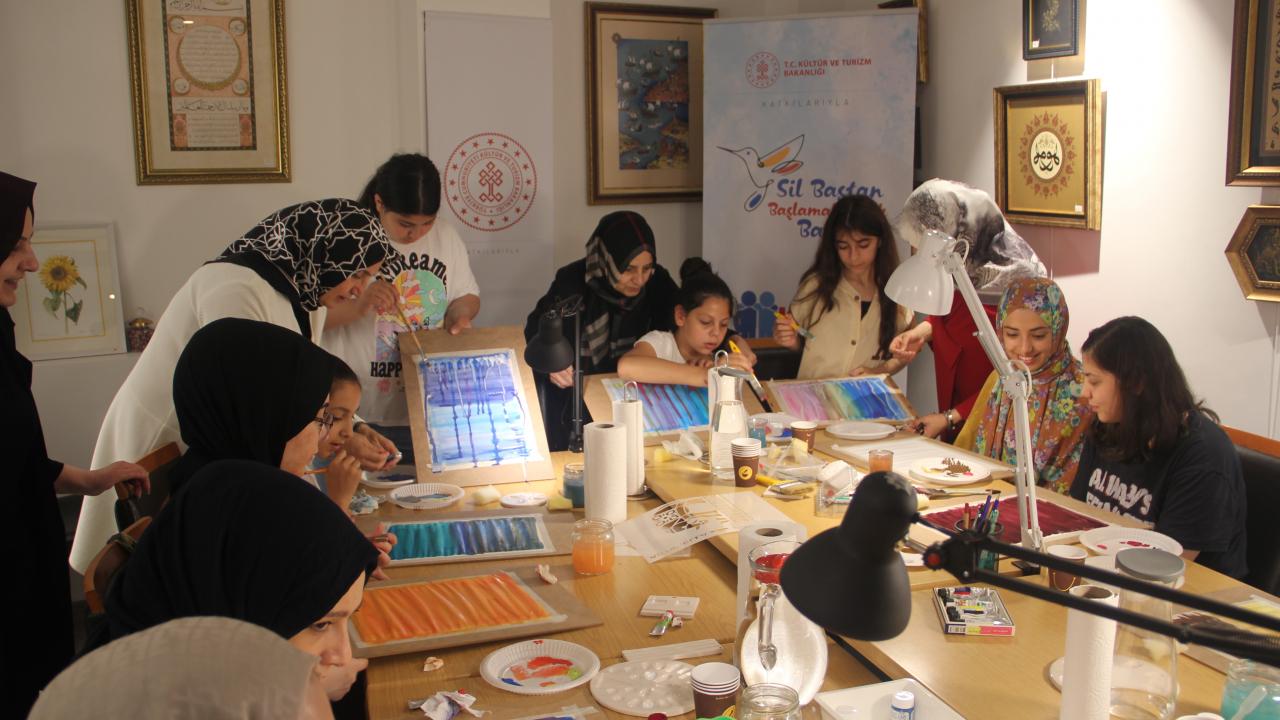 Yetimlerin tuvalinden 100 eser