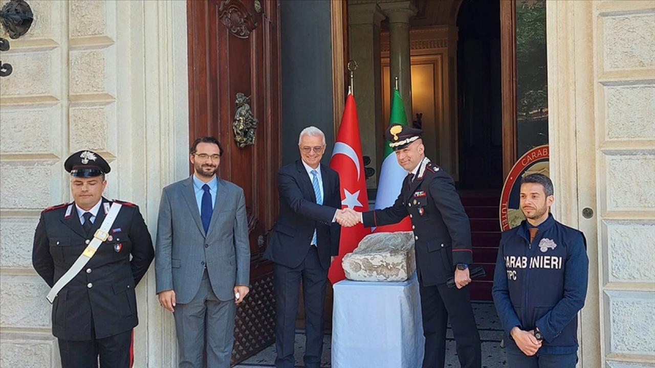 Zeugma Antik Kenti’nden kaçırılan 1800 yıllık mezar steli, Türkiye’ye iade edildi