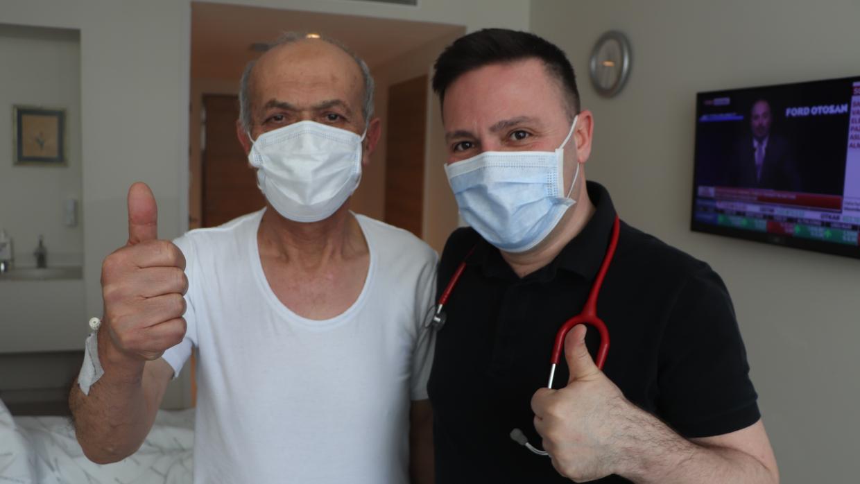Kovid savaşçısı Prof. Dr. Şevket Özkaya son aşısız hastasını taburcu etti