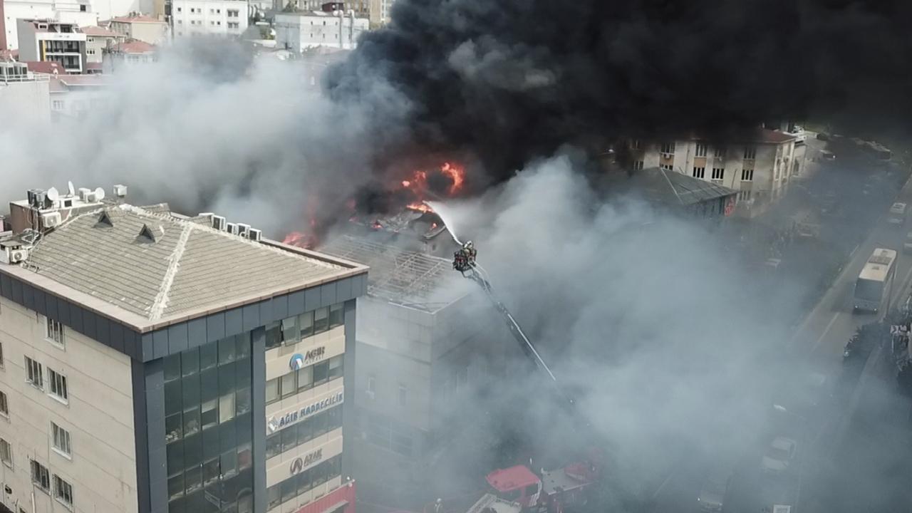 6 binanın yandığı Ataşehir’deki yangında milyonlarca liralık hasar oluştu