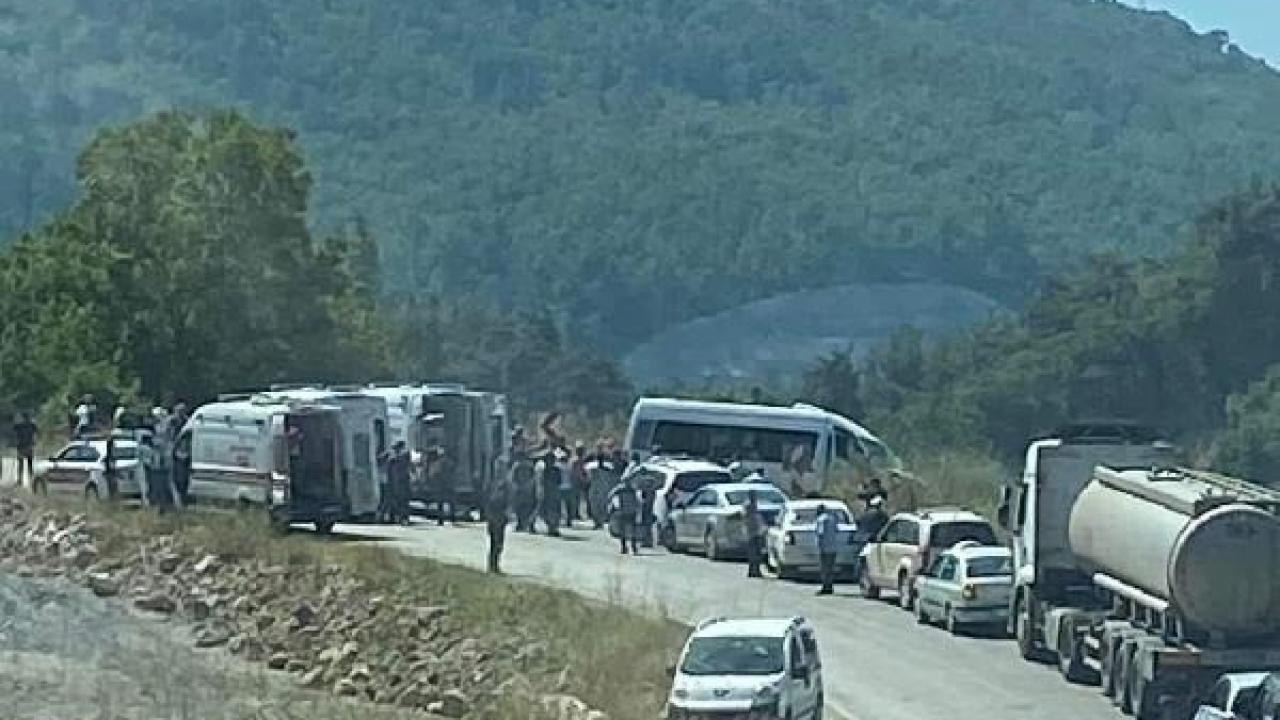 Bursa’da yolcu minibüsü ile kamyon çarpıştı: 1 ölü, 5 yaralı