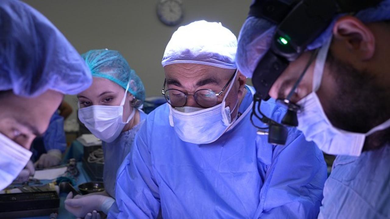 Cezayirli yapışık ikizler Türkiye’de 9 saatlik operasyonla ayrıldı