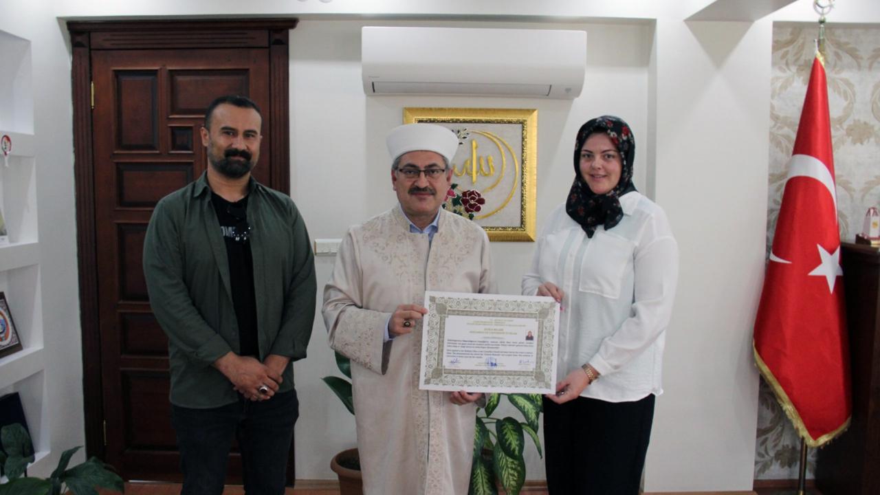 Stephanie, İslam ile şereflenerek Elif ismini aldı: Allah herkese İslam’ı nasip etsin