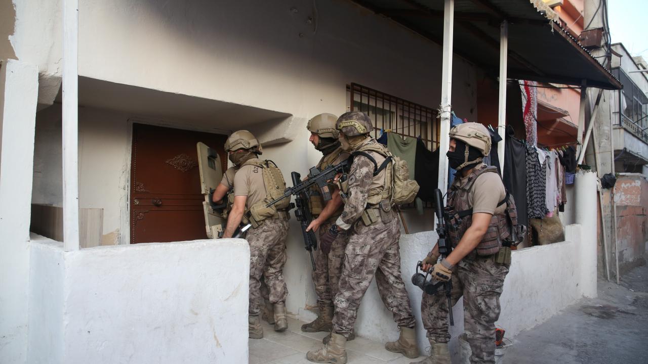 Kapılar koçbaşlarıyla kırıldı… Mersin’de dev şafak operasyonu